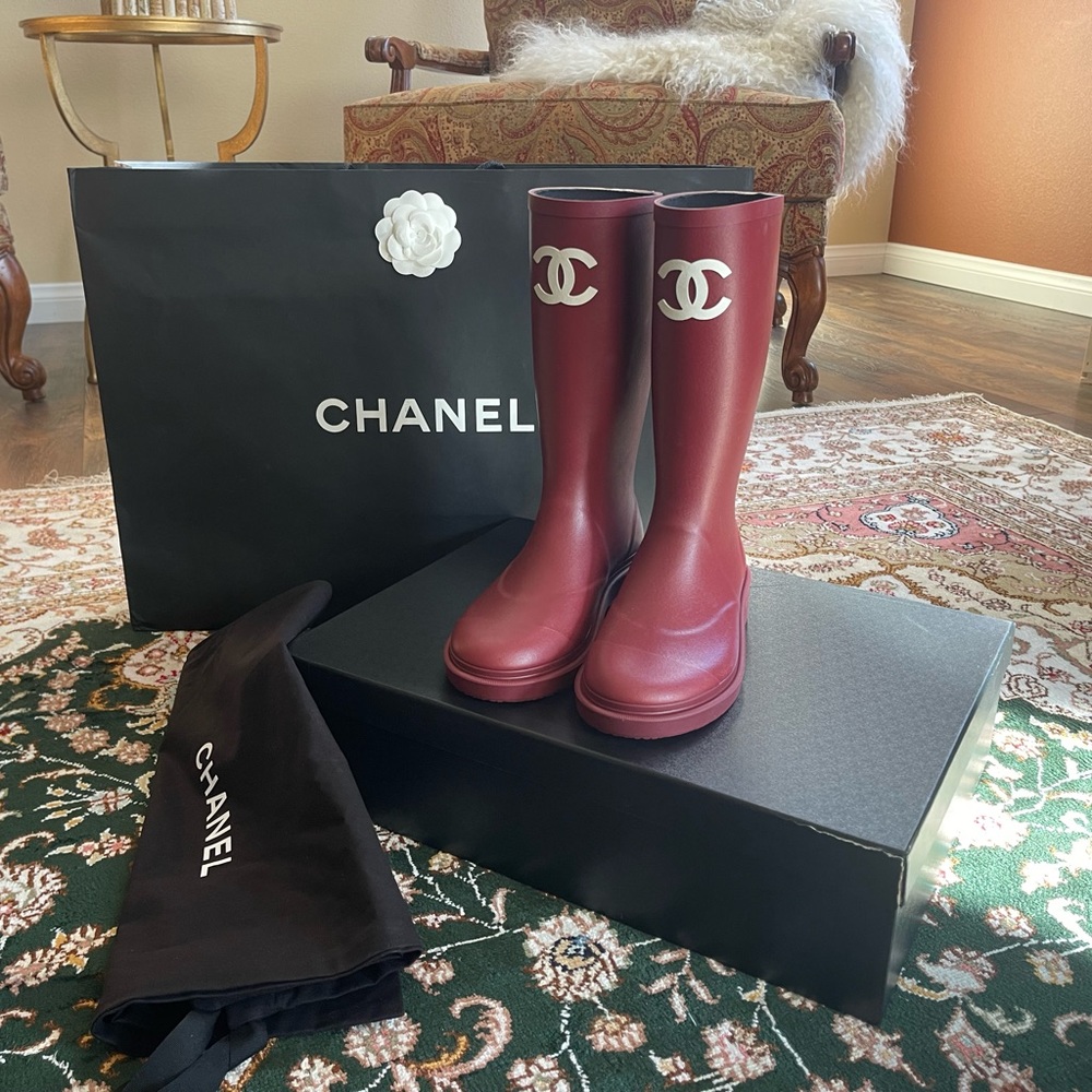 Gorgeous Chanel 22k Burgundy/White CC logo Rubber Rain Boots